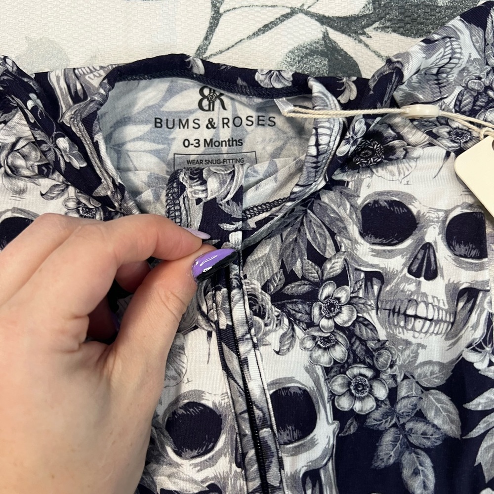 Bums and Roses Skulls Bodysuit - Picture 3 of 5
